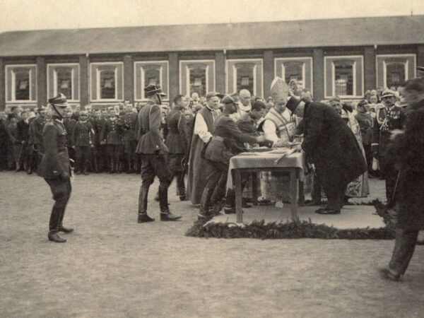 Wręczenie chorągwi 3 Pułkowi Strzelców Podhalańskich w Bielsku 1927 r.